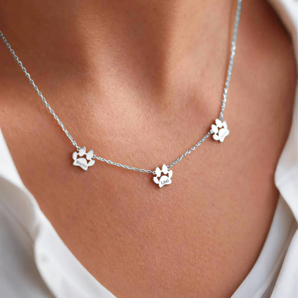 Personalised necklace with name and aligned paws