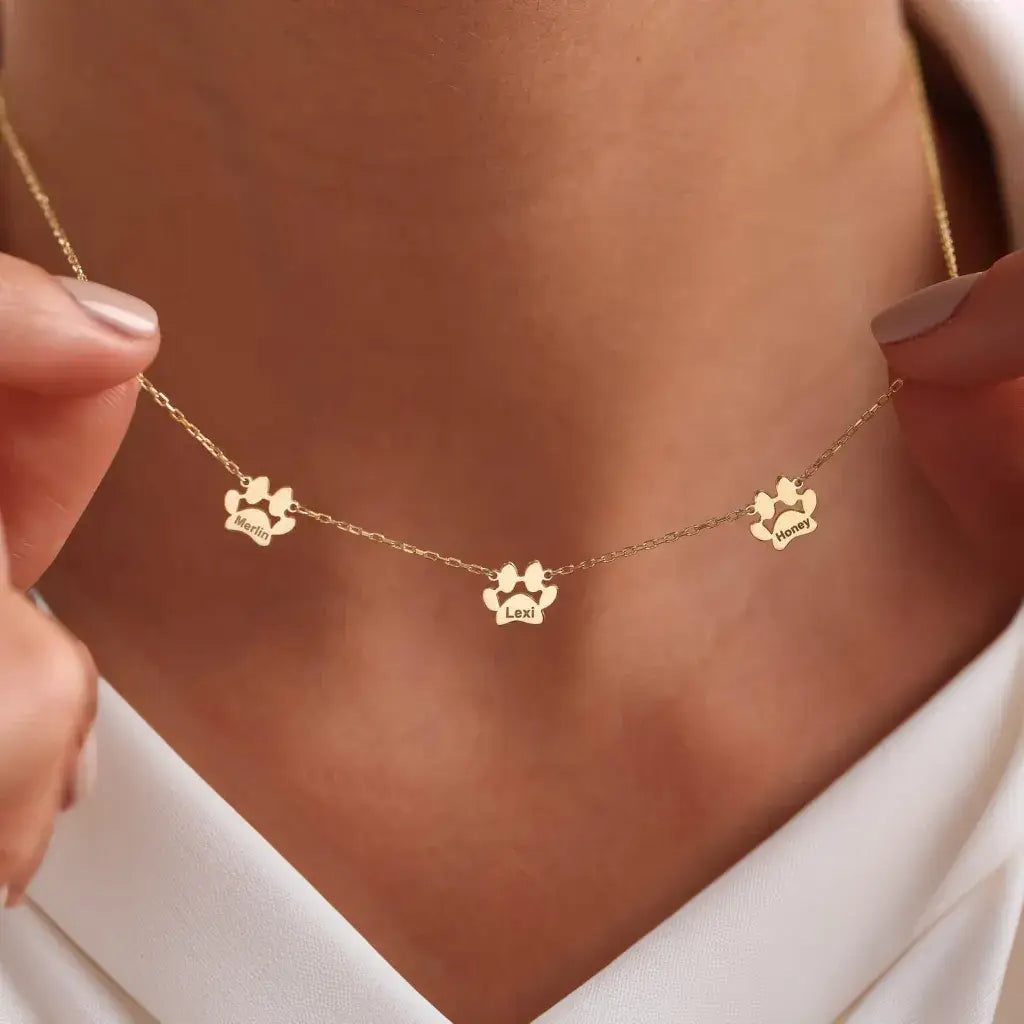Personalised necklace with name and aligned paws