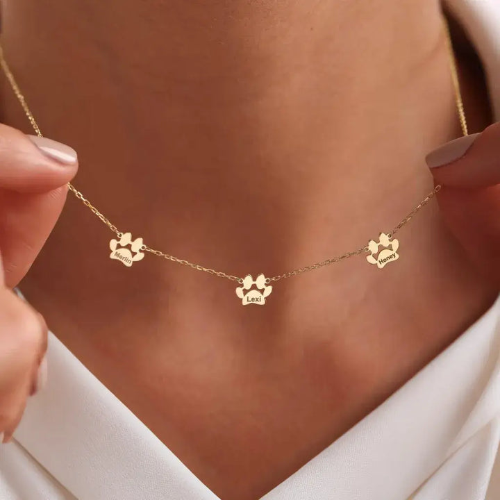 Personalised necklace with name and aligned paws