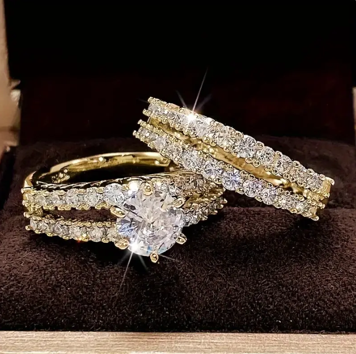Eternal Radiance Ring Set in Gold