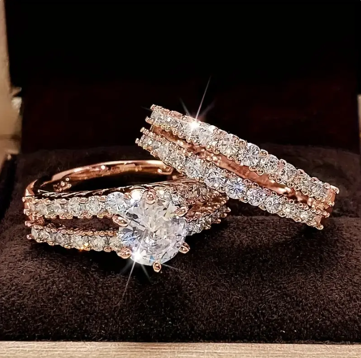 Eternal Radiance Ring Set in Gold