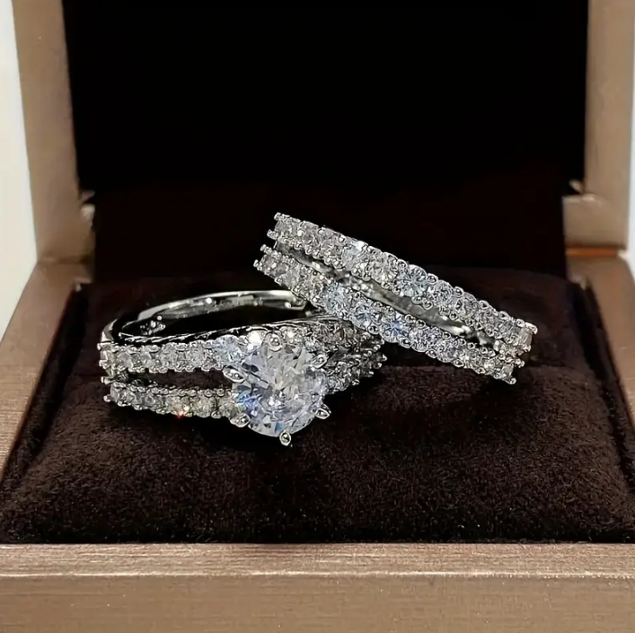 Eternal Radiance Ring Set in Gold