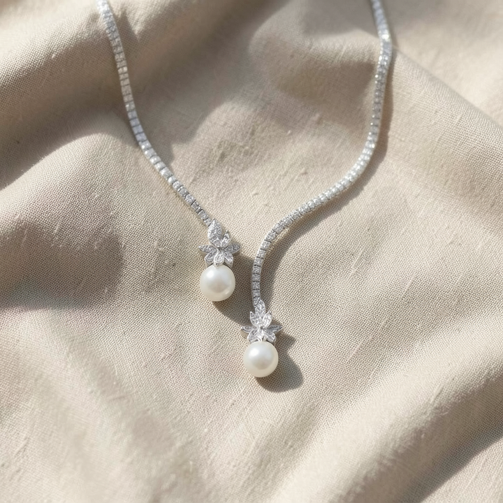 Elegant shiny necklace with pearls made of sterling silver